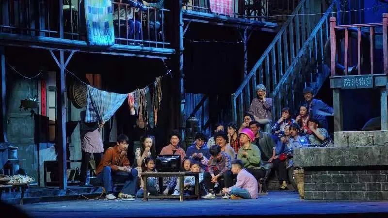 话剧《烟火人间》在桂林大剧院上演