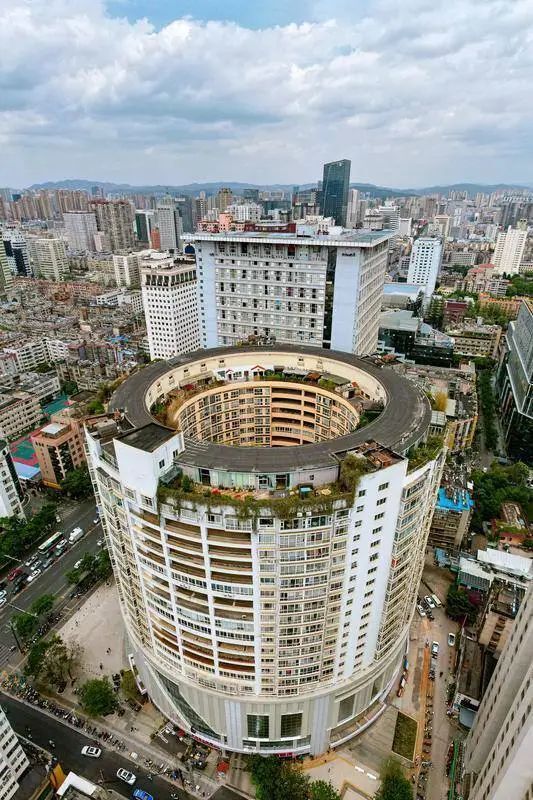 别具一格的观天视角,成为昆明的知名地标建筑之一暑假期间,春城昆明