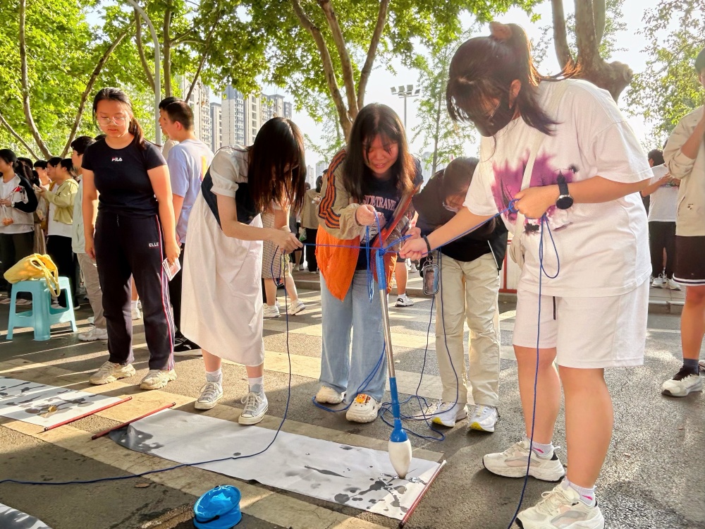 "作为学校心理辅导室,"心晴社"的负责人,李一凡和心理教师周佩雯,夏