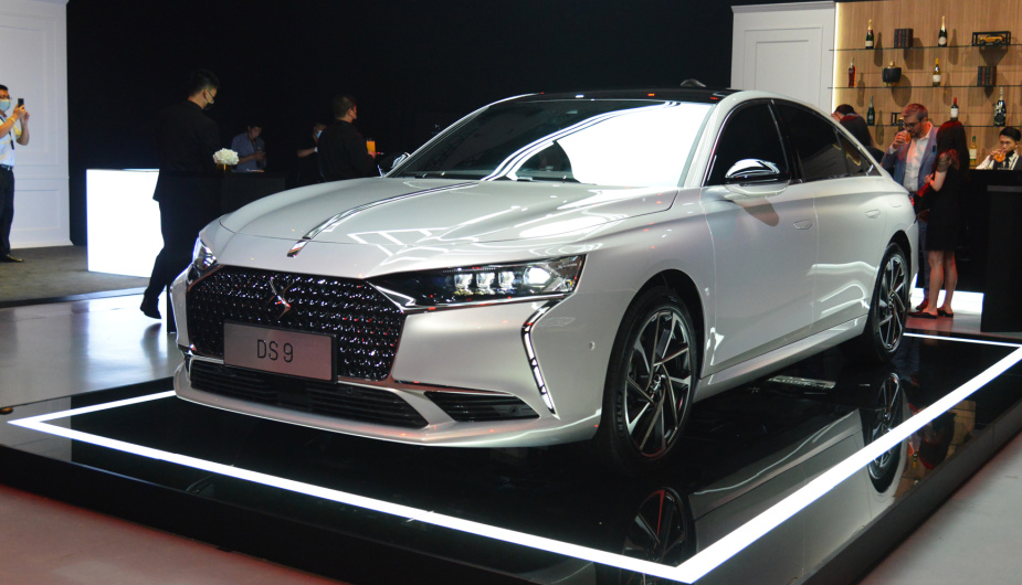 客观评价ds·ds9这台车的设计是要给出好评的,修长的车身,雪茄式的