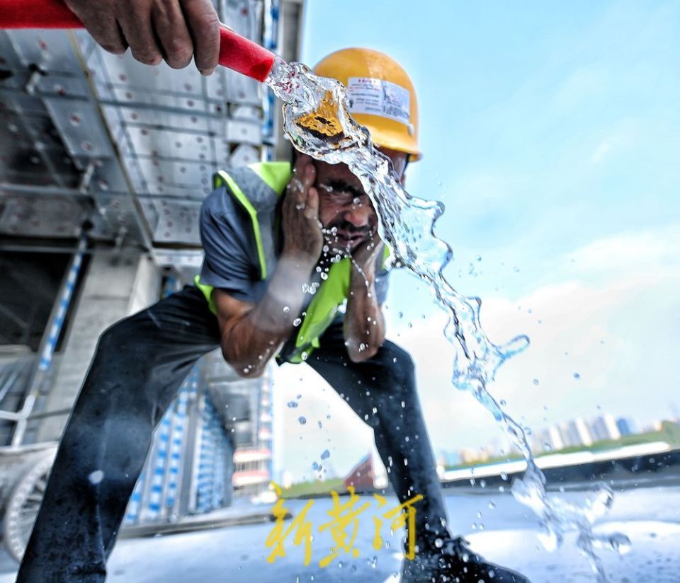 高温"烤验"下的建筑工人 用汗水"筑"就城市之美