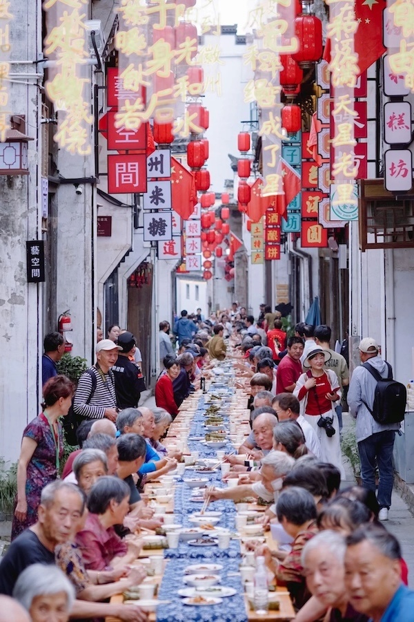 了150余名岩寺镇65岁以上的老人来到现场品尝徽州特色的八碗八菜品