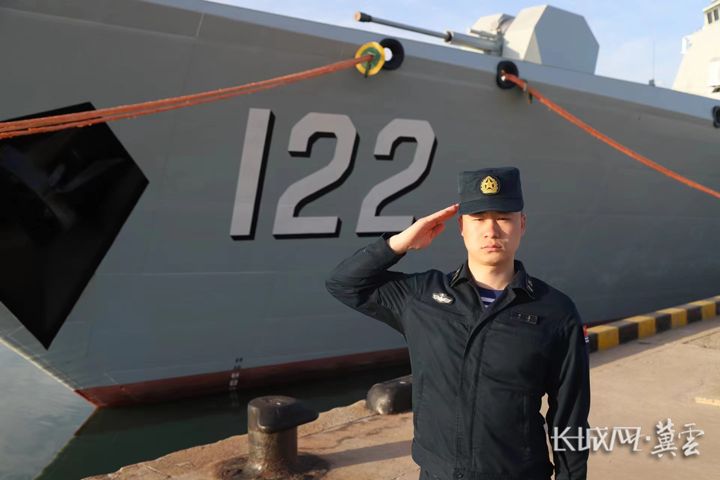 等着儿子和唐山舰"回家"_腾讯新闻