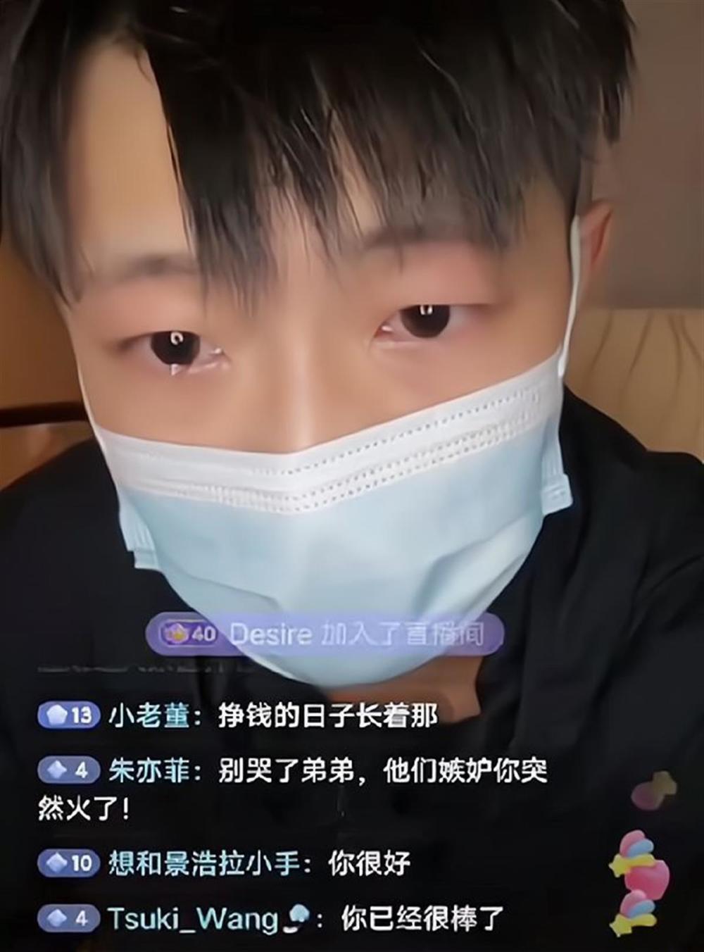 被女游客摸肌肉的鸭头小哥被逼关店，媒体：给不想当网红的人一条生路刷爆头条-313啦实用网