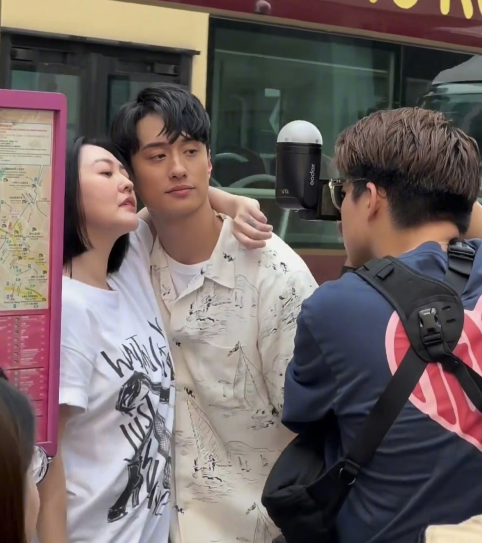 小s在香港街头录节目身材发福打扮土气狂撩小鲜肉男星显油腻