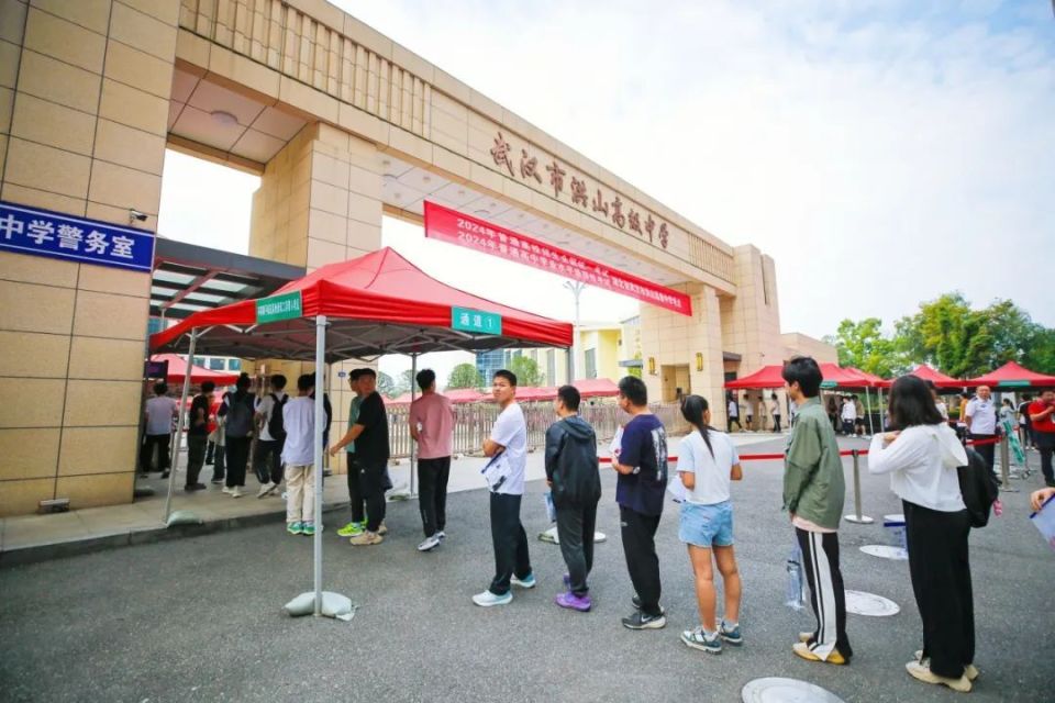 纳凉一排排小红凳有序摆放在马房山地铁站d出口出站方向为家长和考生