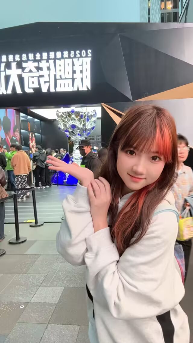 LPL可爱女解说与知名主播官宣恋情：谈得都挺认真，本想结婚后再说_腾讯新闻