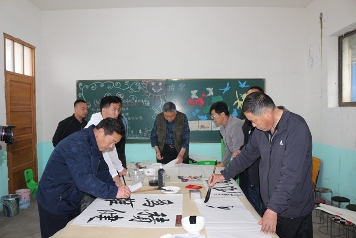 书法艺术进乡村笔墨飘香话振兴武山县书法家在沿安乡白山村开展书法进