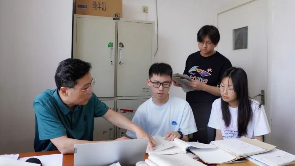 这么热的天已开学,学生提前进入学习状态,其中不少来自外地