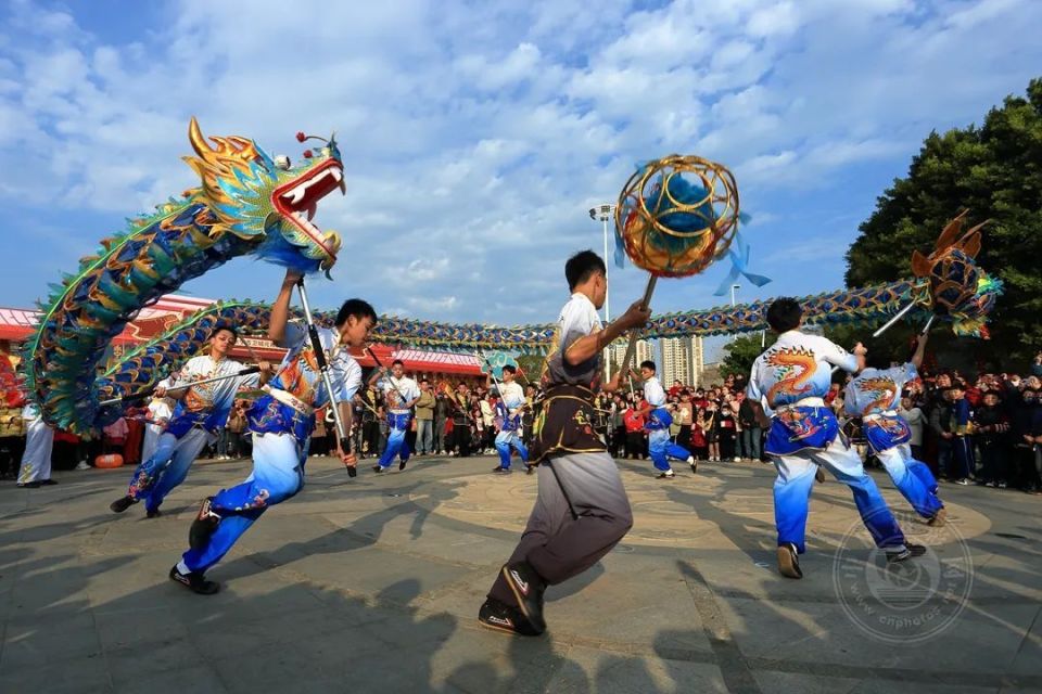 县书法协会的志愿者到各乡镇开展现场挥墨写春联赠送给当地老百姓