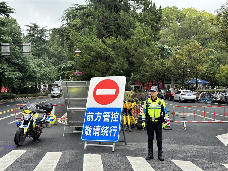 气温降了南京景区依旧不断"升温",钟山风景区"微循环"专线一天跑88趟
