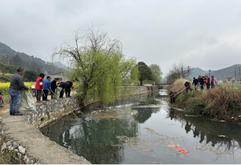 紫云自治县坝羊镇红院村:开展河道清理 守护水清岸绿