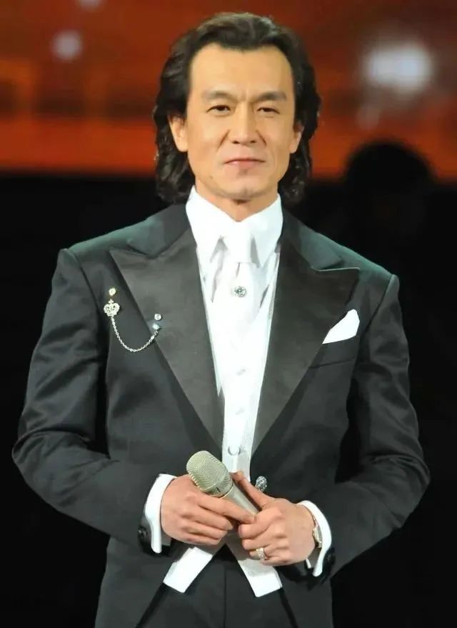 央视名嘴李咏去世5年,妻女发文悼念,如今她们怎么样了?