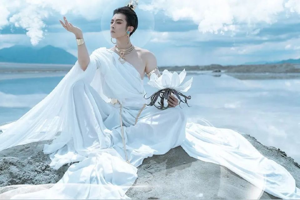 成都男生扮敦煌"妖僧",造型惊艳中外观众,网友:太过魅惑众生了