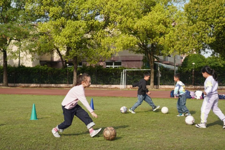 足球运动是华新小学的特色课后服务项目,自"双减"政策实施以来,学校