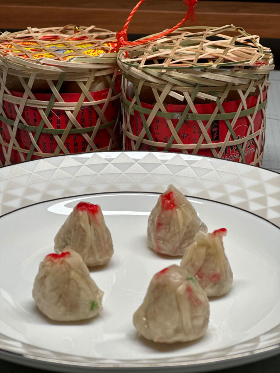 拇指大小的洁白糕点,形似石榴花,每颗的收口处都顶着一点胭脂红,因此