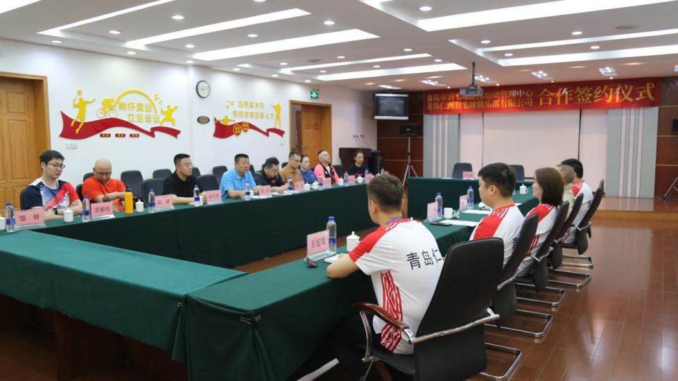 青岛仁洲控股集团董事长于海波随后介绍了青岛仁洲俱乐部的基本情况和