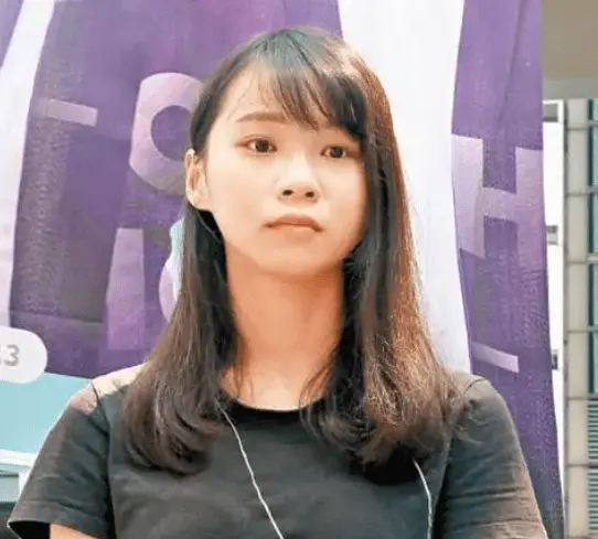 乱港分子周庭弃保潜逃后，首次“露面” | 香港一日_腾讯新闻