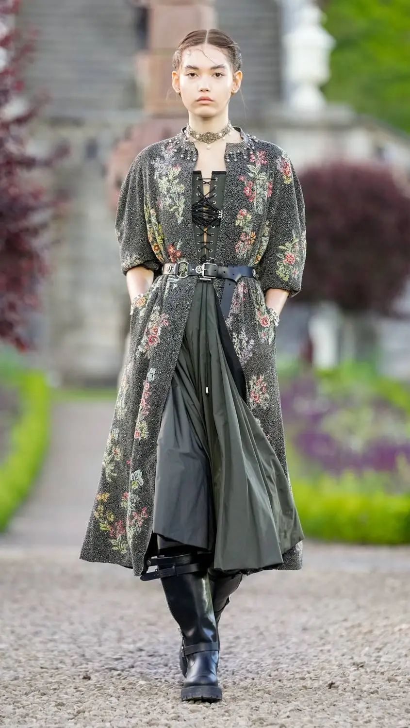dior迪奥2025早春度假系列发布!(古堡花园掠影)