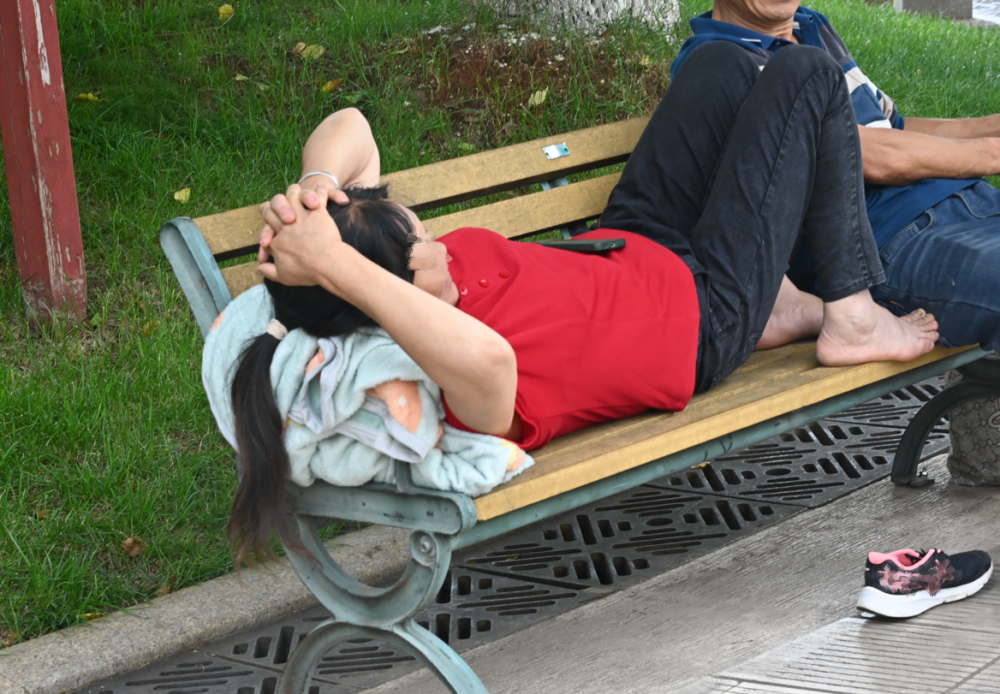 公园长椅上睡觉占用公共资源且不文明