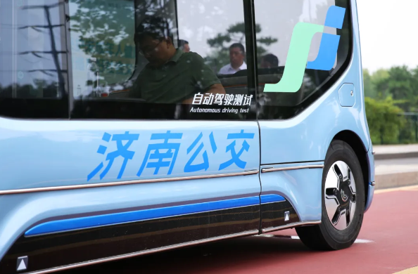 济南首辆无人驾驶公交车上路,后续将邀请市民体验