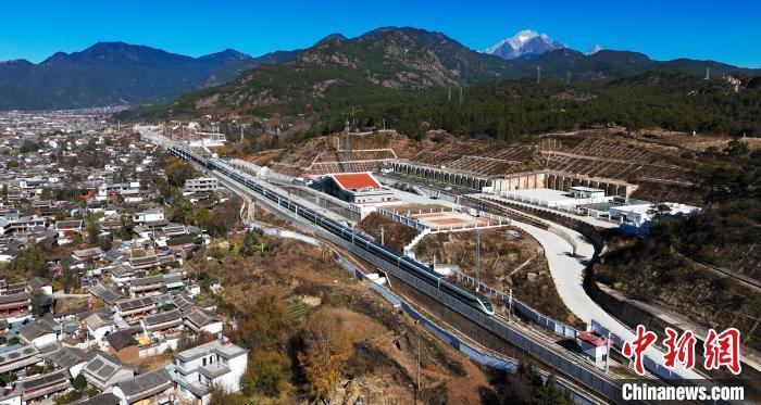丽香铁路上精通四种民族语言的“翻译官”_腾讯新闻
