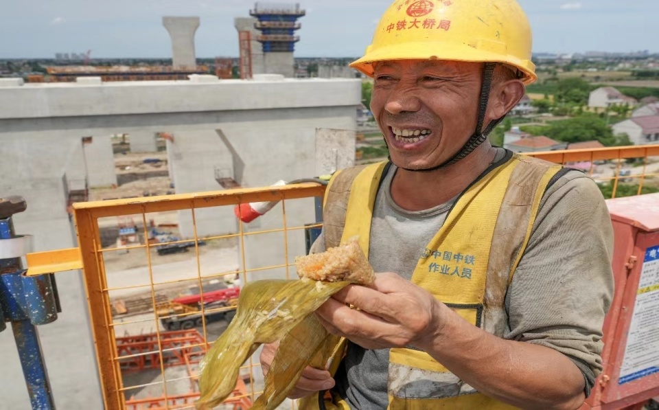 600名建设者在崇启公铁长江大桥工地过节