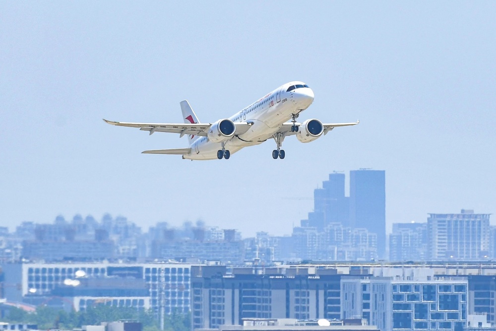 上午10时32分,中国东方航空使用中国商飞全球首架交付的c919大型客机