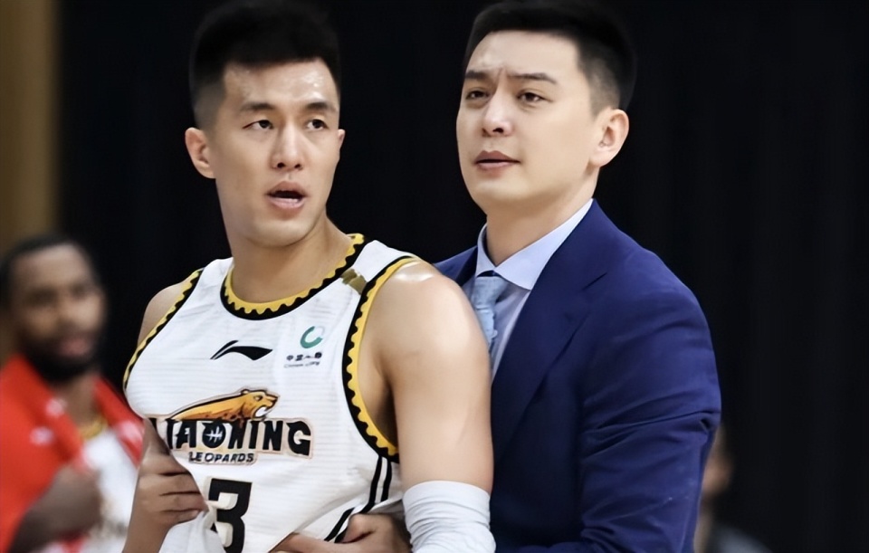 重情义郭艾伦球员通道迎接杨鸣回归杨导领完戒指艾伦抓住手不让他走