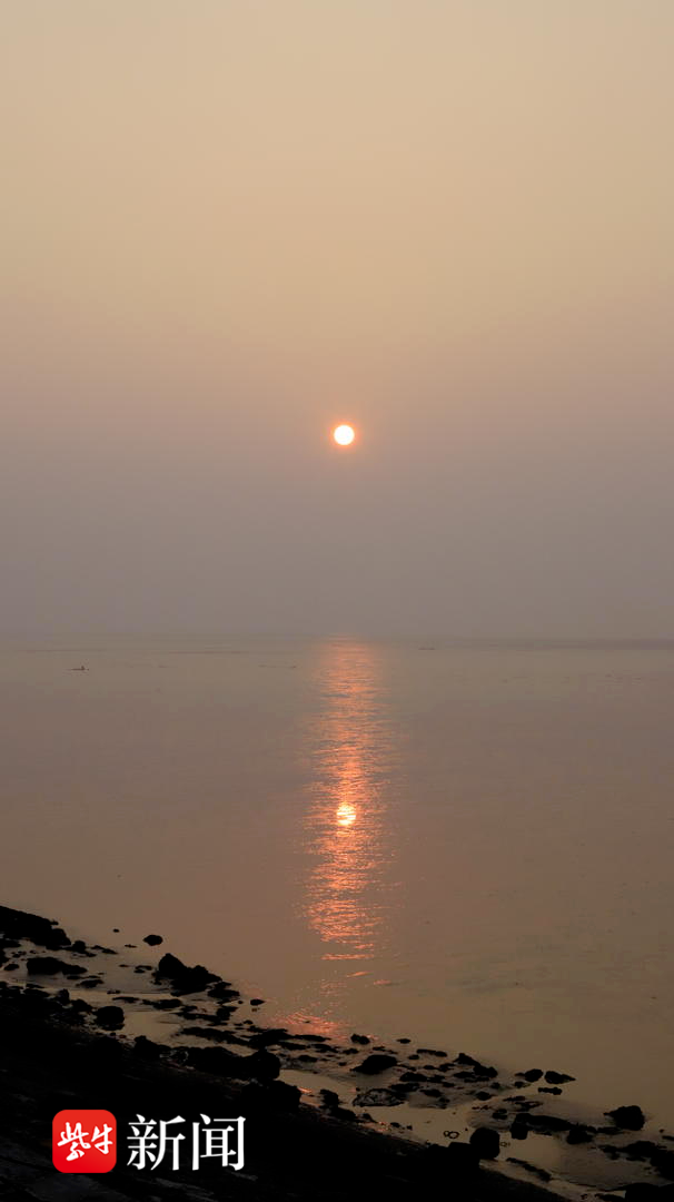 早上6点20分,天色蒙蒙亮,远处海平面上隐隐有些红光,给滩涂蒙上了一层