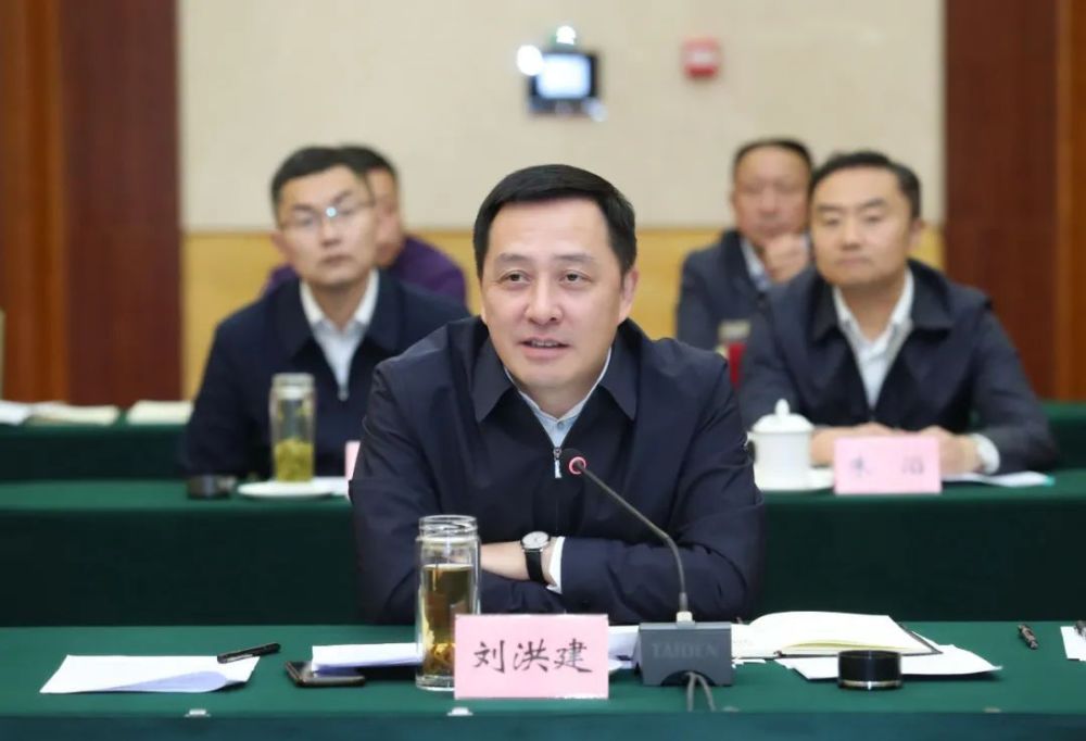 刘洪建代表昆明市委,市政府和全市各族人民,对迪庆州党政代表团一行的