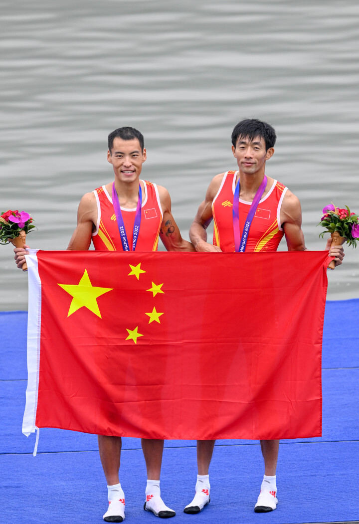 范俊杰/孙满夺得男子轻量级双人双桨冠军_腾讯新闻