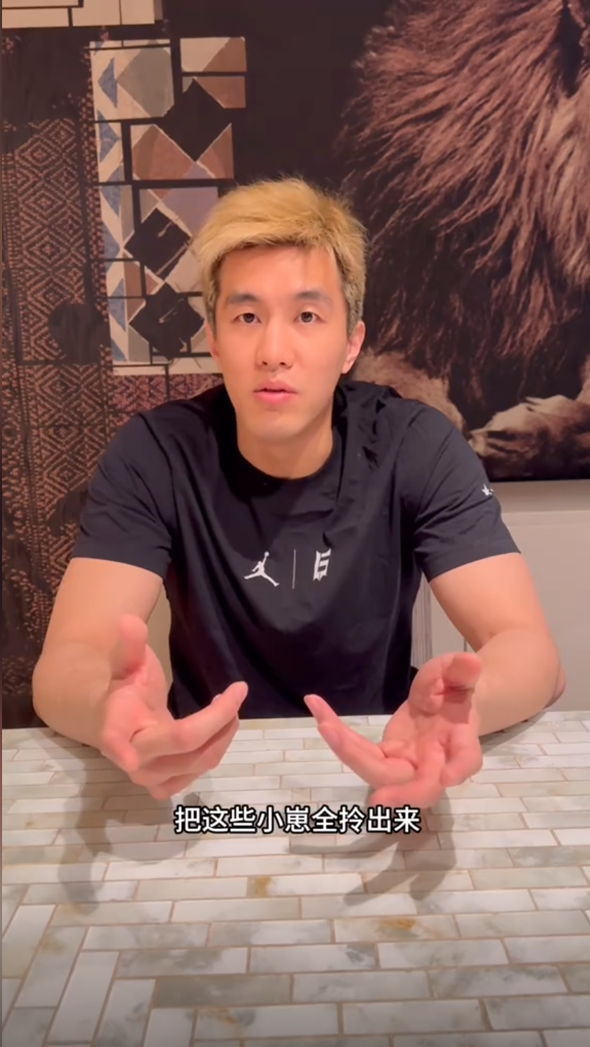 郭艾伦随后谈到自己的情况,"我想就是我小时候,学校门口就站着很多