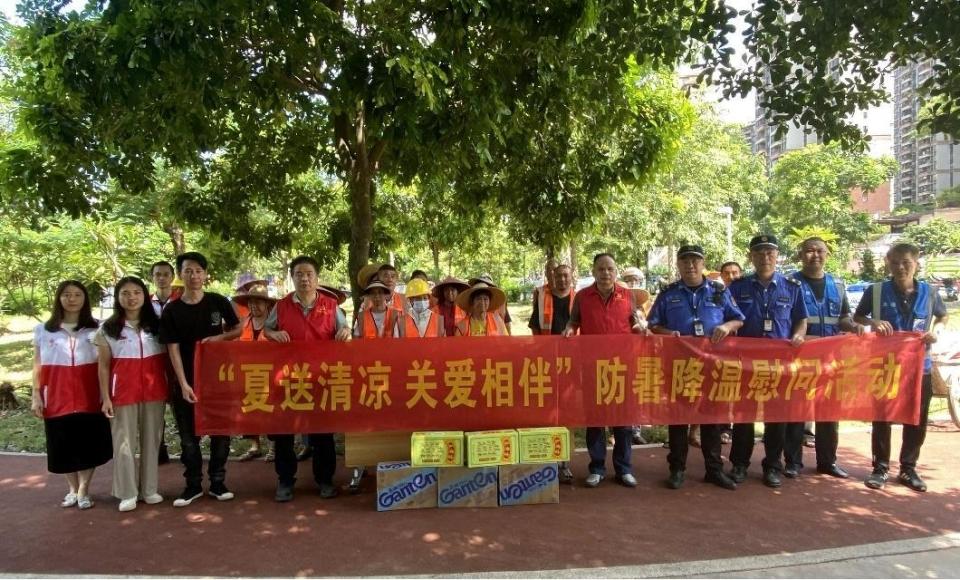 活动现场,城管队员把切好的西瓜,清凉饮料等消暑物品送到环卫工人手中