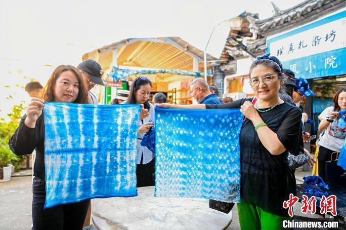 云南大理:游客深度体验白族扎染 "非遗 旅游"成文旅热点
