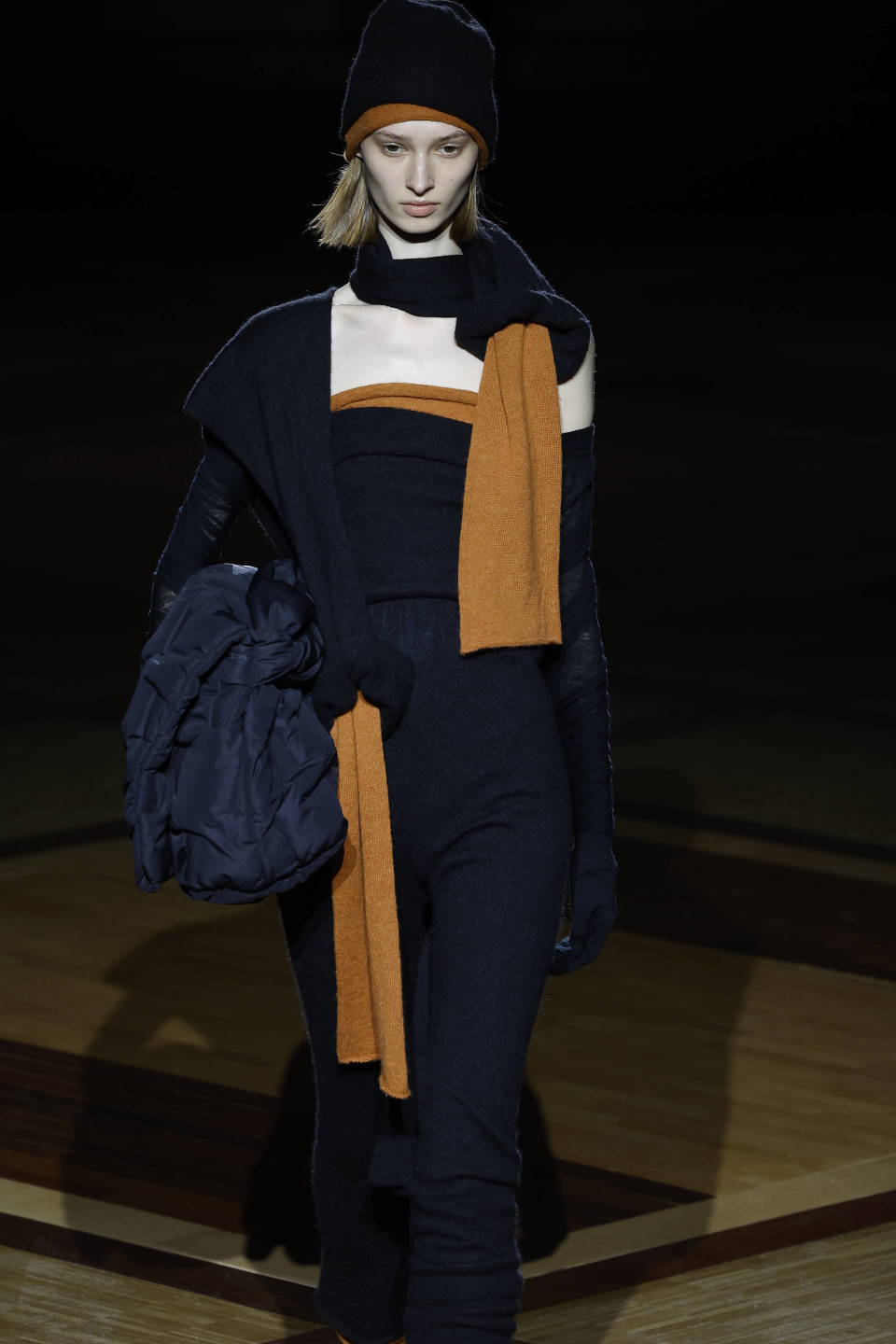 模特在法国巴黎时装周上展示三宅一生品牌的2024/25秋冬新款服装