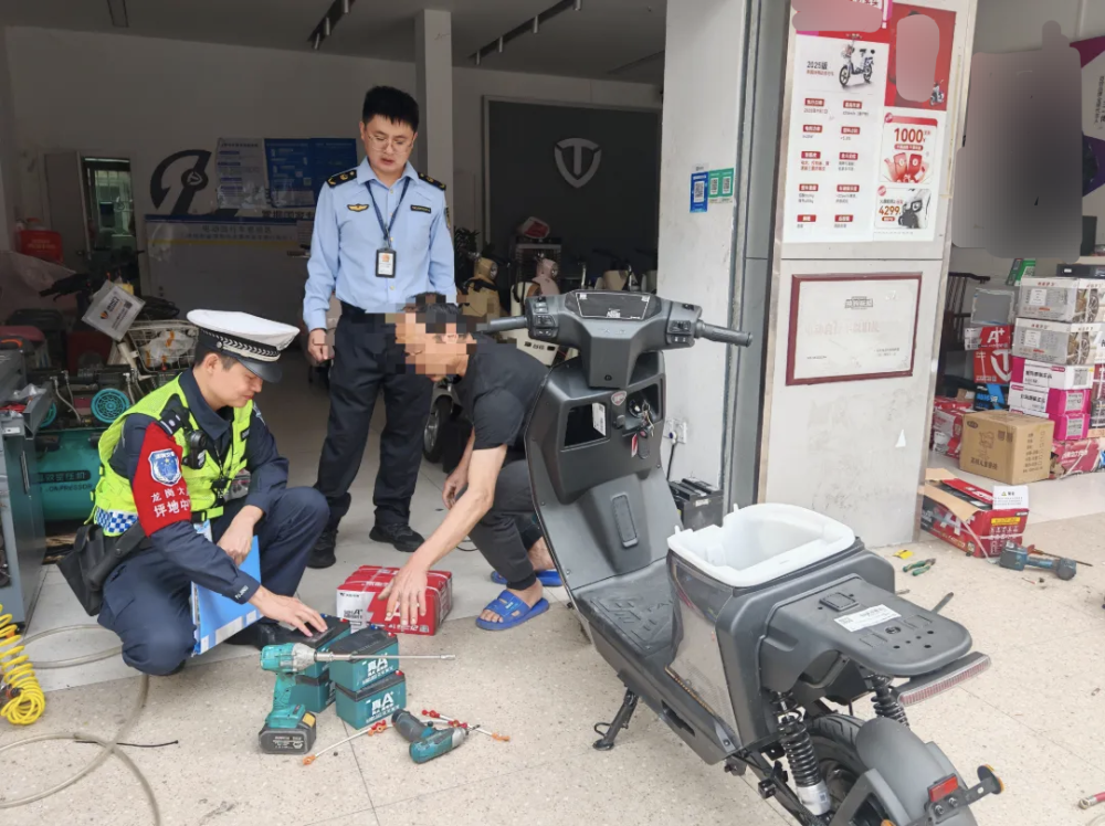 为从源头遏制电动自行车非法改装、销售非标车等突出违法行为切实防范道路交通安全隐患今年2月起深圳市公安交通管理局联合深圳市市场监督管理局聚焦门店非法改装环节开展电动车源头打击专项行动（以下简称“斩源”行动）最新执法公布：刑拘8人、行拘48人！近日，深圳市公安交通管理局、深圳市市场监督管理局两部门公布执法情况：截至3月27日下午，深圳市公安交通管理局在专项行动首月已依法拘留56人，其中刑事拘留8人，行