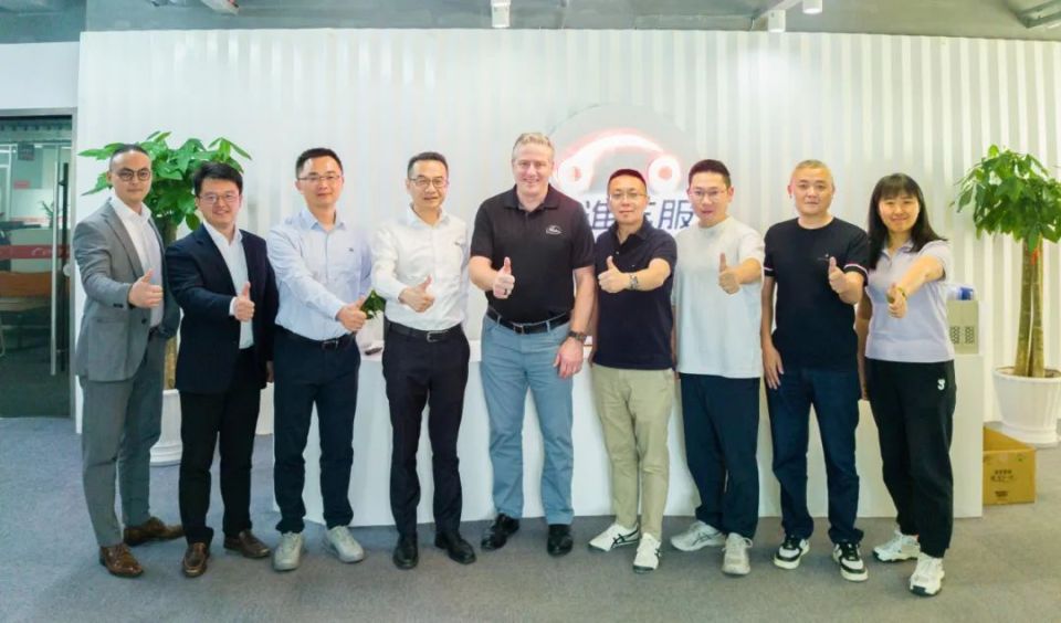 快准车服联合创始人&总裁 张文波(右四)快准车服联合创始人&副总裁 叶