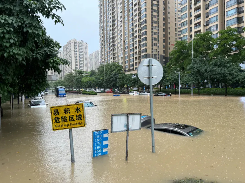 特大暴雨来了!广西南宁多处积水严重,部分道路已临时交通管制