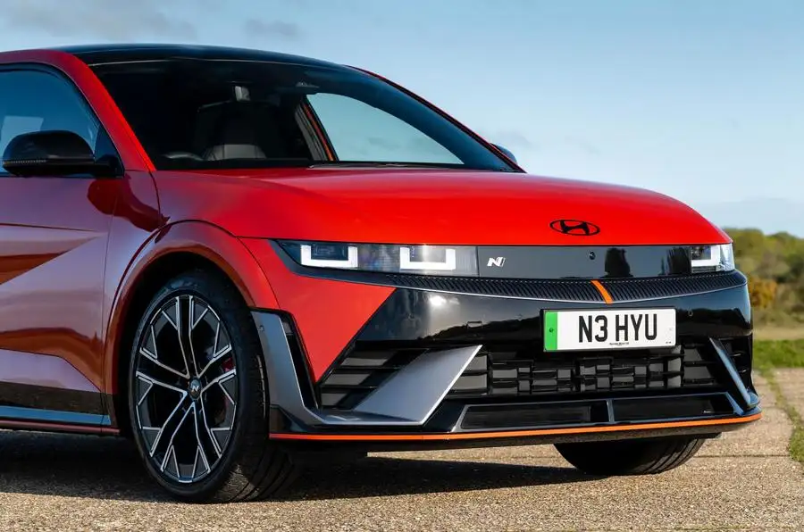 但黑色车标彰显了身份,黑色的面板左侧镶嵌有n字标志