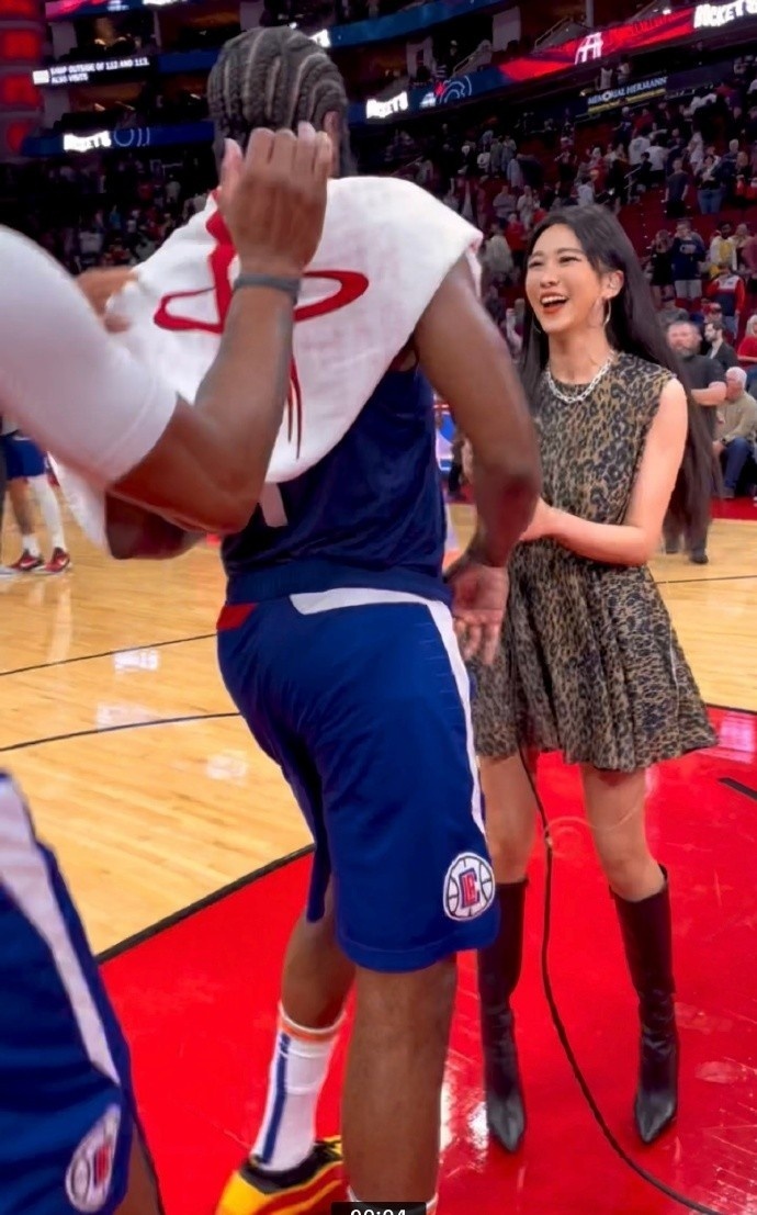 温暖人心周玲安丰田中心很多工作人员都来和哈登拥抱