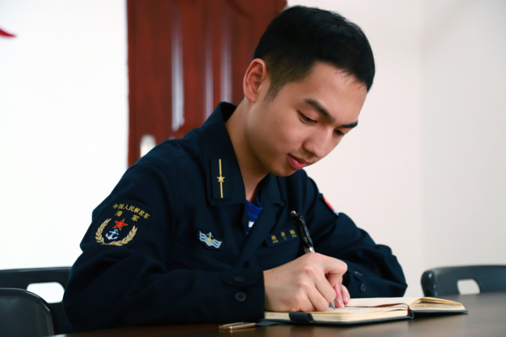 追寻光成为光汶川地震中被海军救援的8岁男孩如今已是海军军官