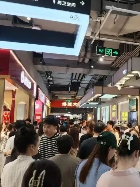 金价连日大跌，金饰克价较高点已跌近500元，多地水贝市场被挤