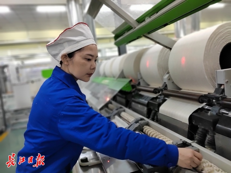 从土法加湿到用平板操控,智能纺纱越纺越顺