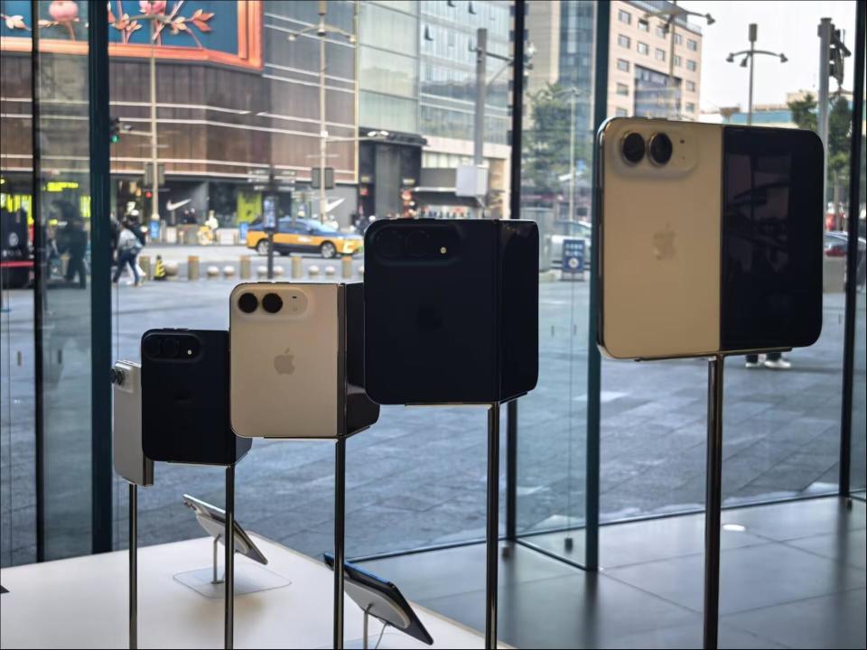 直击iPhone Duo开售：排队三天三夜 行情崩了
