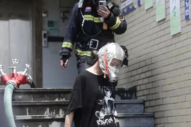 看你以后还敢说用湿毛巾捂口鼻去穿越浓烟不!