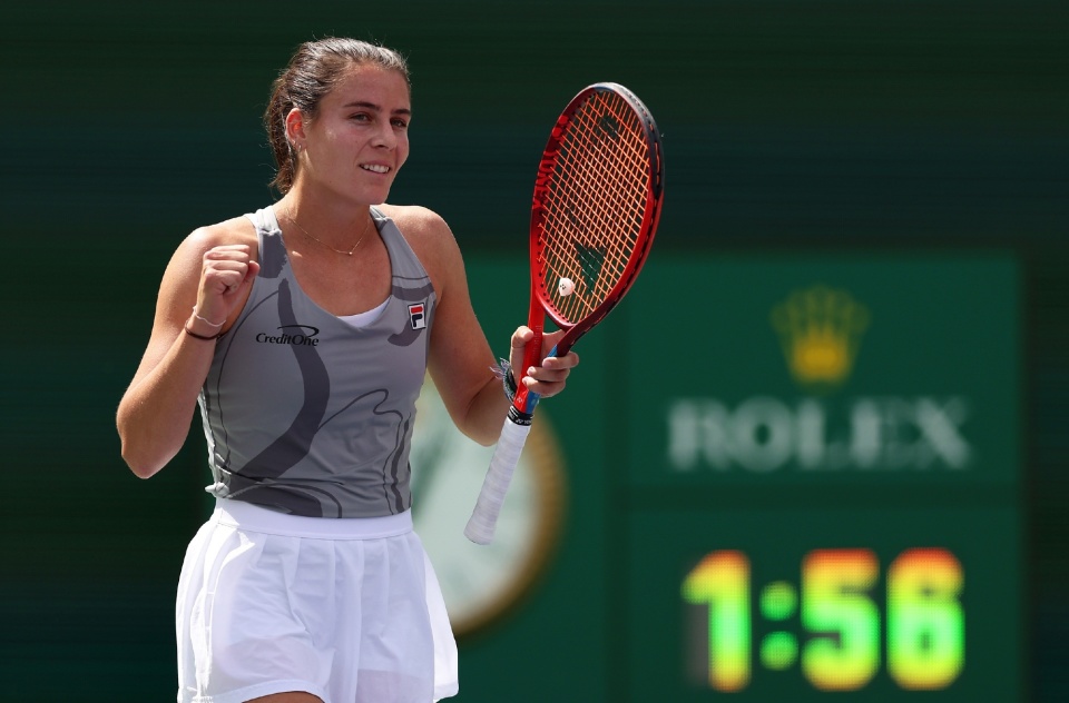 从富家千金到职业网球运动员的旅程艾玛纳瓦罗