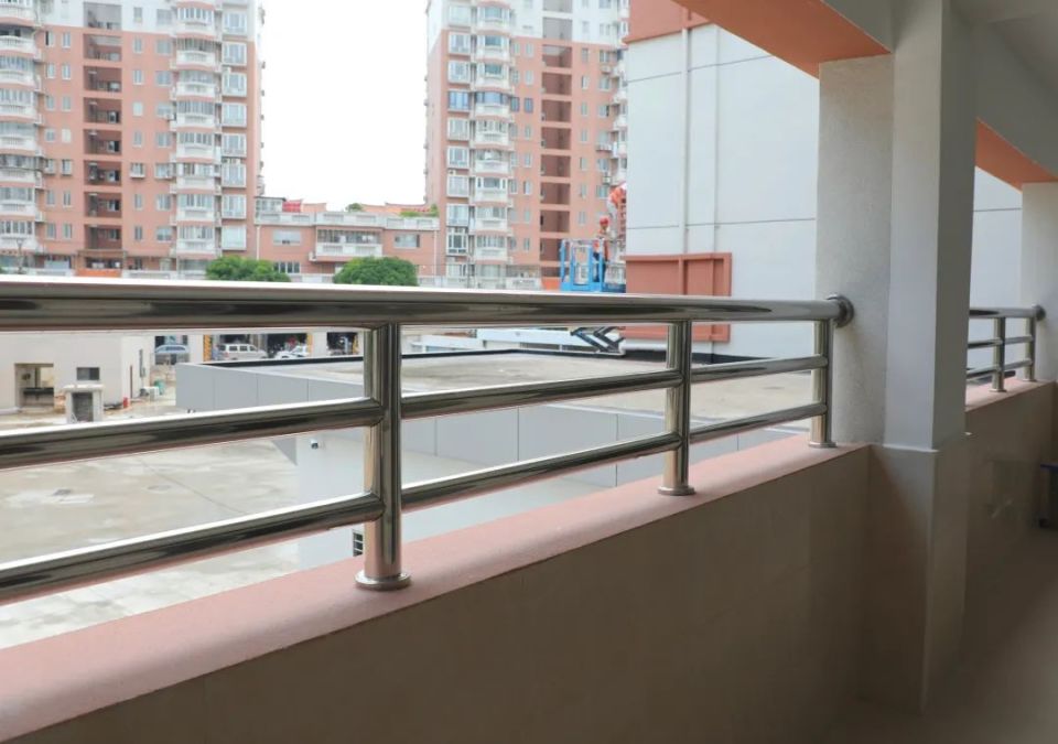 走廊栏杆加高此次扩建中,施工方严格按照教育用地建设标准,对楼栋的