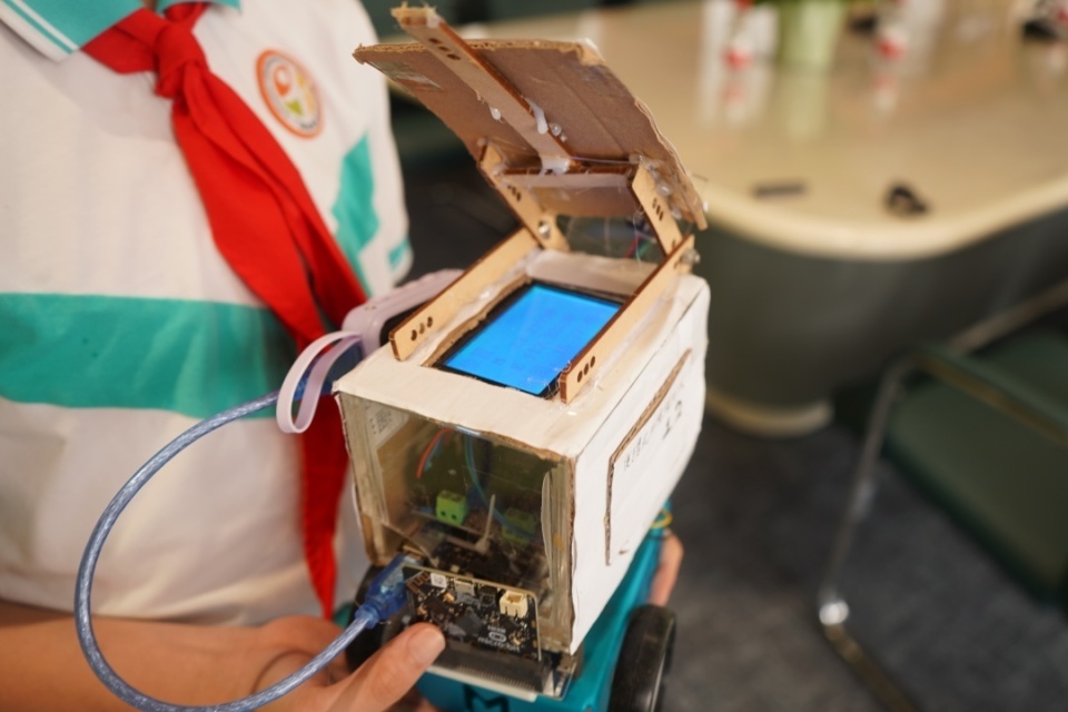 大院士进校园,为"小院士"发明点赞