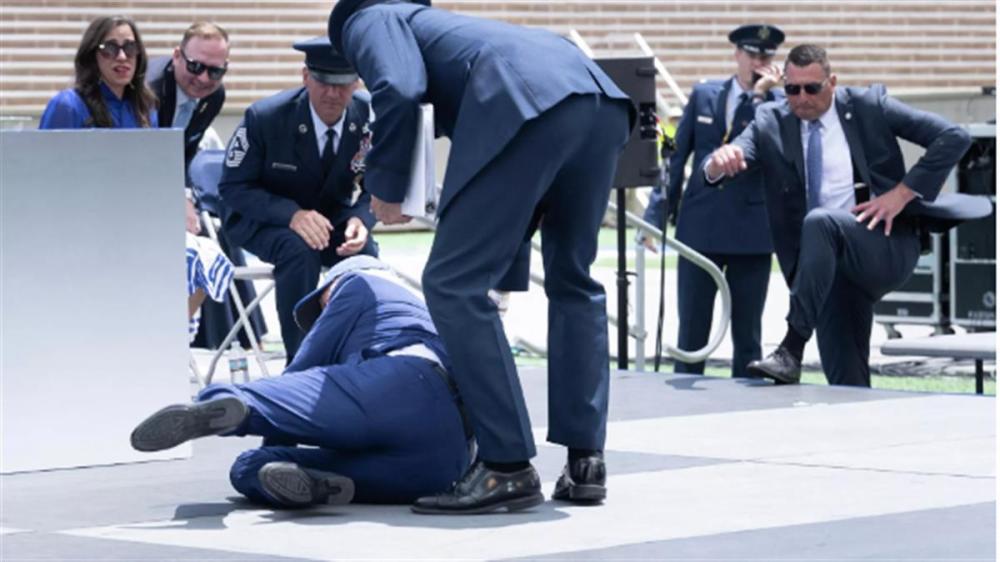 拜登台上刚摔一跤、下飞机时又撞了头，多数选民称他不适合再当总统头条快报-313啦实用网